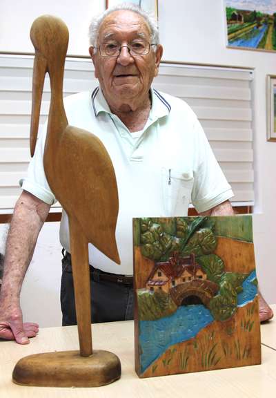 2014 год. Меир Шавит с деревянной птицей своего погибшего на войне сына: «Боль от утраты не проходит никогда, а лишь усиливается с годами».