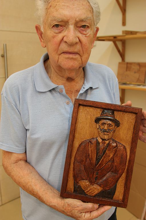 С портретом отца С портретом отца